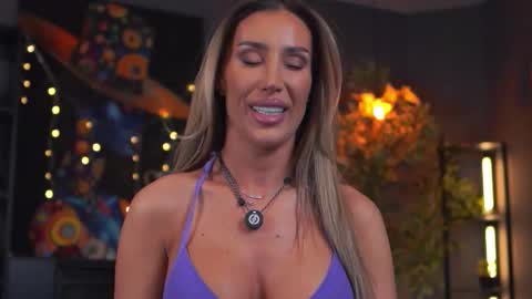 Evelyn online show from January 14, 2026, 7:08 pm