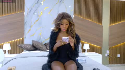 E V E L Y N  online show from November 20, 2025, 1:11 pm