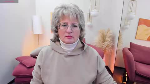 Evelyn online show from September 29, 2025, 5:01 am