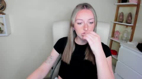 evelynblond online show from November 28, 2025, 1:47 pm