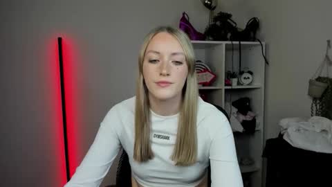 evelynblond online show from April 10, 2026, 12:43 pm