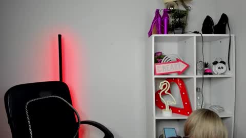 evelynblond online show from May 20, 2026, 12:44 pm
