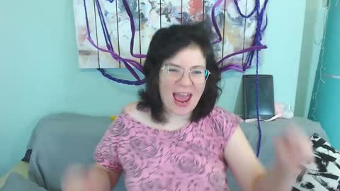 Everly online show from December 24, 2024, 2:01 pm