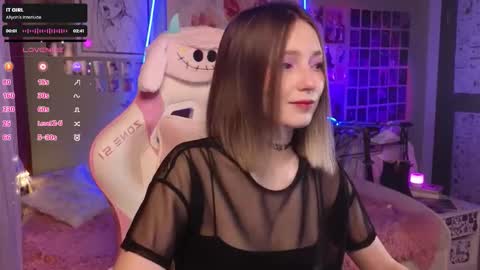 Evie online show from December 1, 2025, 10:04 pm