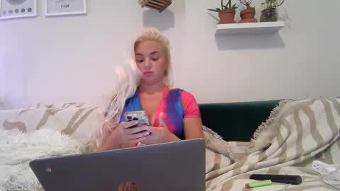 Snapshot of evillers1 chatting on May 4, 2026, 12:28 am Badblondebunny online show from May 4, 2026, 12:28 am