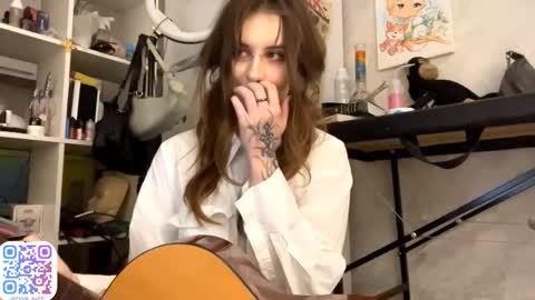 evva_avve_ online show from November 19, 2025, 10:10 pm