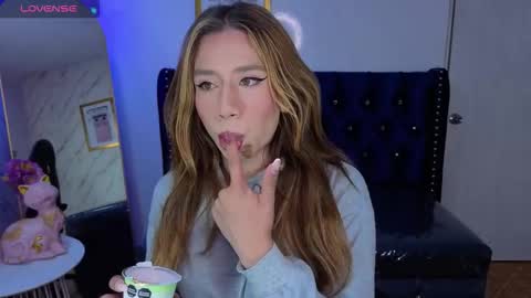 Snapshot of evy_lux_v chatting on February 18, 2026, 3:35 am Hi Stream 1000pm to 600am online show from February 18, 2026, 3:35 am