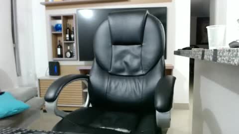 Snapshot of exotic_dude chatting on June 5, 2026, 6:52 am camilo online show from June 5, 2026, 6:52 am