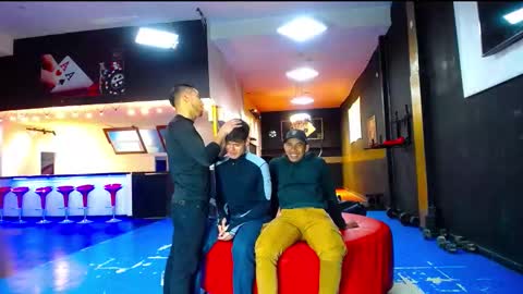 extrangers online show from September 22, 2025, 11:34 am