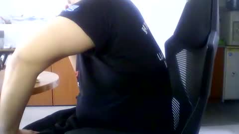 Snapshot of extrex2 chatting on March 31, 2026, 11:32 am derssing online show from March 31, 2026, 11:32 am