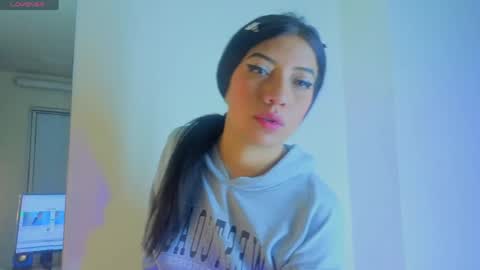 Snapshot of ey_im_simone_ chatting on May 5, 2026, 11:40 am online show from May 5, 2026, 11:40 am