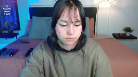 eymmy_24 online show from September 19, 2025, 2:57 am