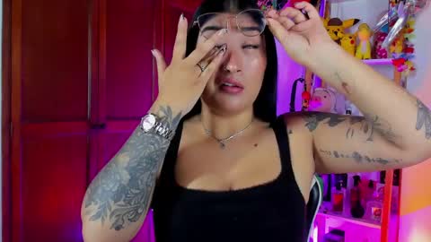 Snapshot of eymy_hadid_ chatting on May 8, 2026, 12:32 pm Emily online show from May 8, 2026, 12:32 pm