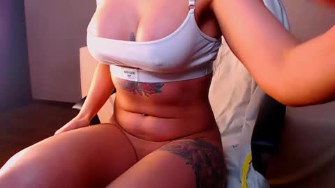 Snapshot of fairy_elli_hot chatting on February 25, 2025, 8:30 pm Elli online show from February 25, 2025, 8:30 pm