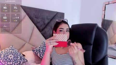 Snapshot of faloonroussel chatting on November 18, 2025, 6:34 pm Faloon online show from November 18, 2025, 6:34 pm