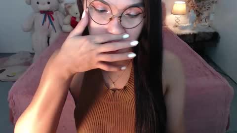 Layla online show from December 5, 2025, 6:37 pm