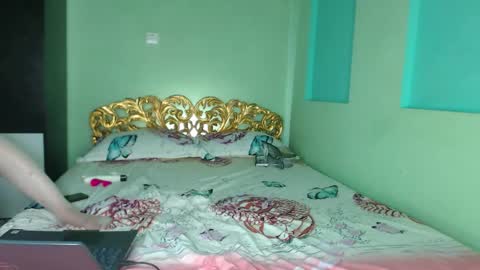 farfalina online show from December 14, 2025, 6:41 am