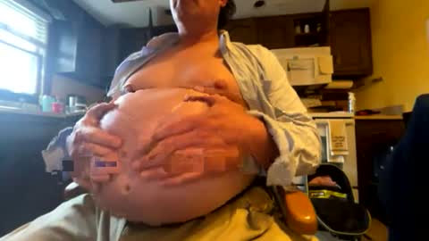 feedmyhugebelly online show from April 22, 2026, 8:32 pm