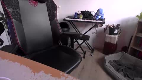 Snapshot of fem_alice_louis_dom chatting on April 1, 2026, 6:16 pm fem_alice_louis_dom online show from April 1, 2026, 6:16 pm