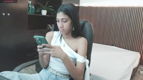 Snapshot of ffreyja_ chatting on April 25, 2026, 11:35 pm Freyja online show from April 25, 2026, 11:35 pm