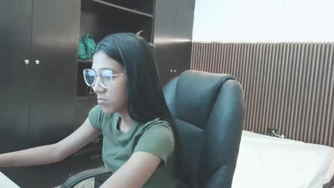 Snapshot of ffreyja_ chatting on May 5, 2026, 11:46 pm Freyja online show from May 5, 2026, 11:46 pm