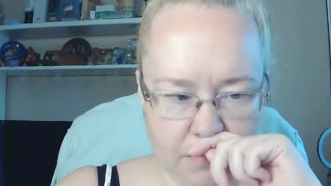Snapshot of fialkaxl chatting on August 4, 2026, 3:43 am fialkaxl online show from August 4, 2026, 3:43 am