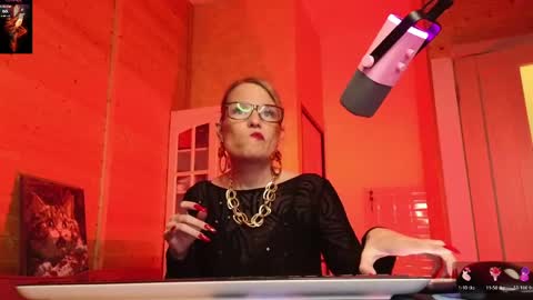 Snapshot of findom_lady_shine chatting on April 24, 2026, 6:43 pm Lady online show from April 24, 2026, 6:43 pm