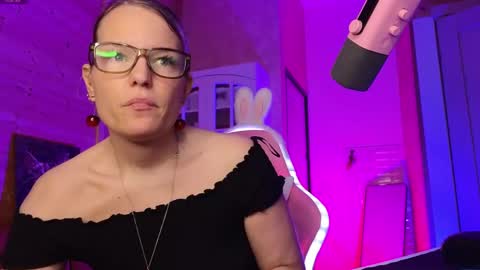 Snapshot of findom_lady_shine chatting on June 5, 2026, 6:13 pm Lady online show from June 5, 2026, 6:13 pm