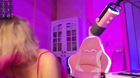 Snapshot of findom_lady_shine chatting on June 13, 2026, 5:22 pm Lady online show from June 13, 2026, 5:22 pm