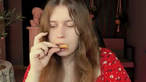 fiora online show from November 4, 2025, 5:28 am