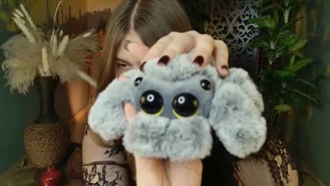 fiora online show from November 21, 2025, 6:12 am