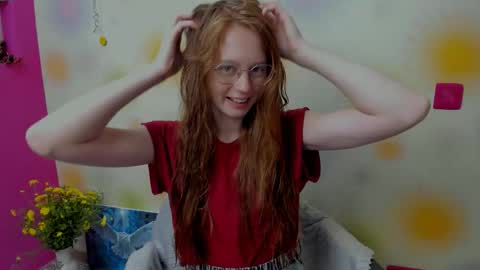 fire_luna online show from September 18, 2025, 5:09 am