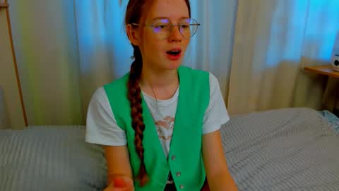 fire_luna online show from November 14, 2025, 5:39 am