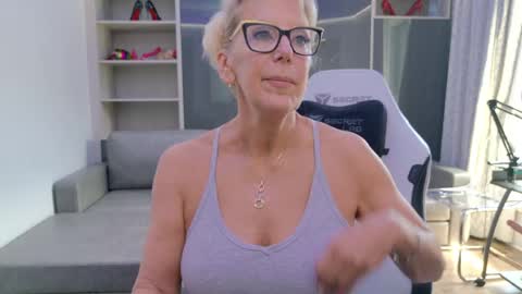 Snapshot of fitcougarcb chatting on June 1, 2026, 5:58 pm Bianca online show from June 1, 2026, 5:58 pm