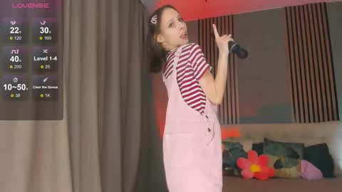 im Linda please give me thumbs up online show from November 25, 2025, 10:04 am