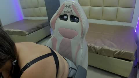 flora_js_ online show from April 14, 2026, 1:00 am