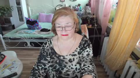 Snapshot of flowerlover8 chatting on April 28, 2026, 4:23 pm Flowerlower online show from April 28, 2026, 4:23 pm