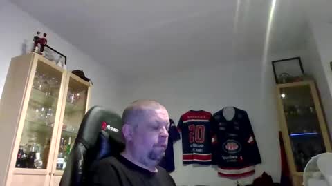 fluffy_espen online show from March 16, 2026, 5:44 am