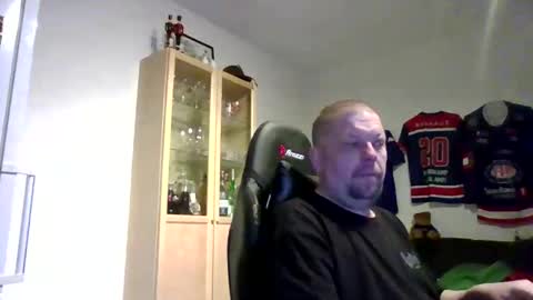 fluffy_espen online show from March 17, 2026, 5:33 am