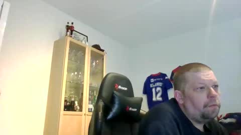 fluffy_espen online show from March 28, 2026, 6:24 am