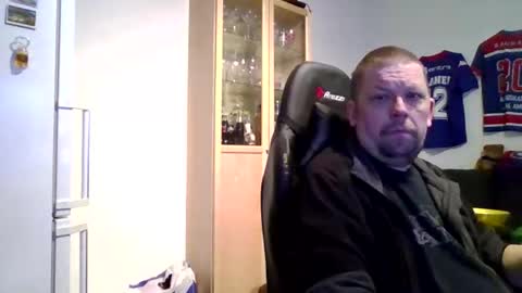 fluffy_espen online show from April 2, 2026, 8:01 am