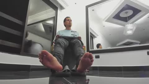 foot_master777 online show from February 15, 2025, 2:37 am