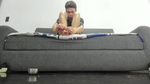 foot_master777 online show from October 9, 2025, 5:27 am