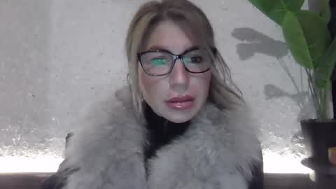 fox_red_lady7 online show from December 3, 2024, 4:39 pm