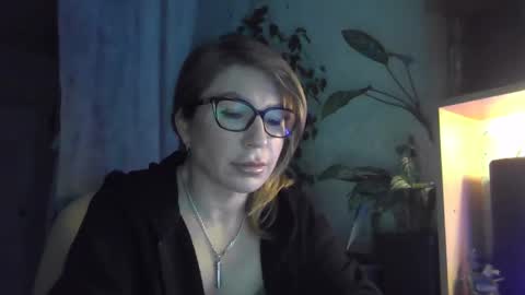 fox_red_lady7 online show from March 3, 2025, 6:33 pm