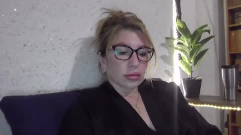 fox_red_lady7 online show from March 9, 2025, 6:32 pm