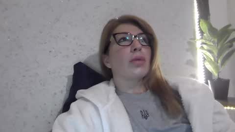 fox_red_lady7 online show from March 11, 2025, 8:09 pm