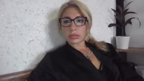 fox_red_lady7 online show from September 18, 2025, 2:30 pm