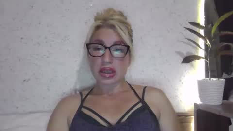 fox_red_lady7 online show from October 2, 2025, 7:43 pm