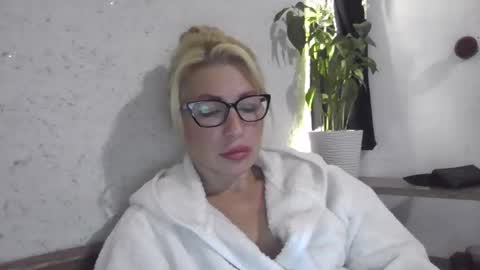 fox_red_lady7 online show from October 8, 2025, 7:44 pm